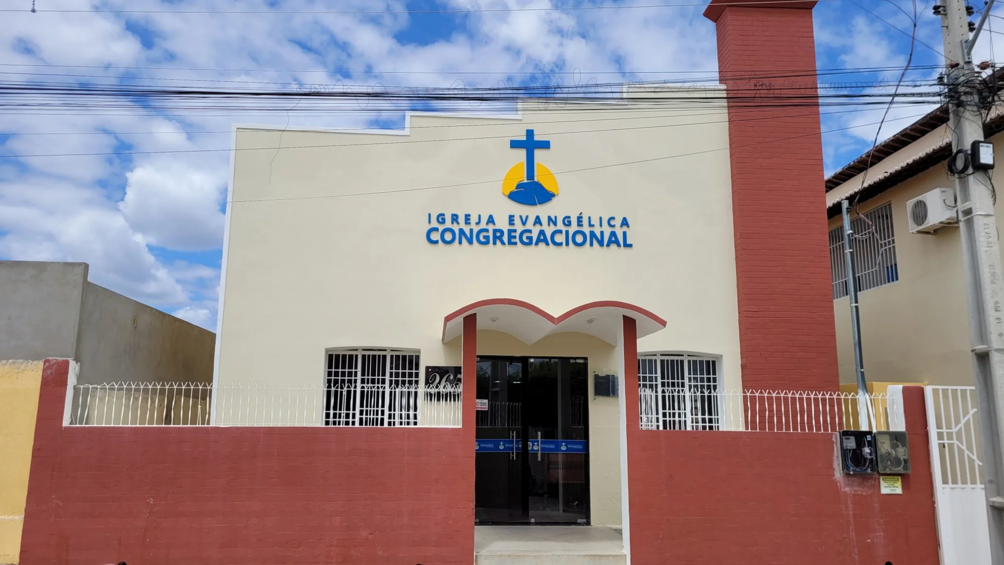 Front of the Congregational Evangelical Church of Pombal, with its sign, the cross and the arched entrance
